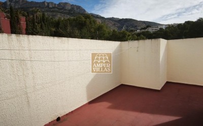 Amplio bungalow con piscina y pista de tenis comunitarios al lado del club de Golf.